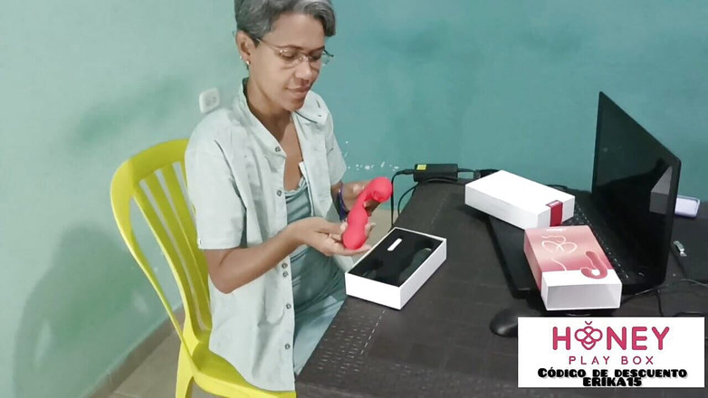 Swingersamateur40: 私は私の新しいおもちゃで自慰行為をし、私の義理の息子は私を見てから、ジャークオフします