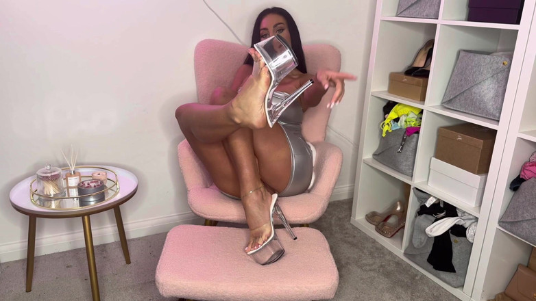Mila Amora: Giẫm đạp gót chân pov