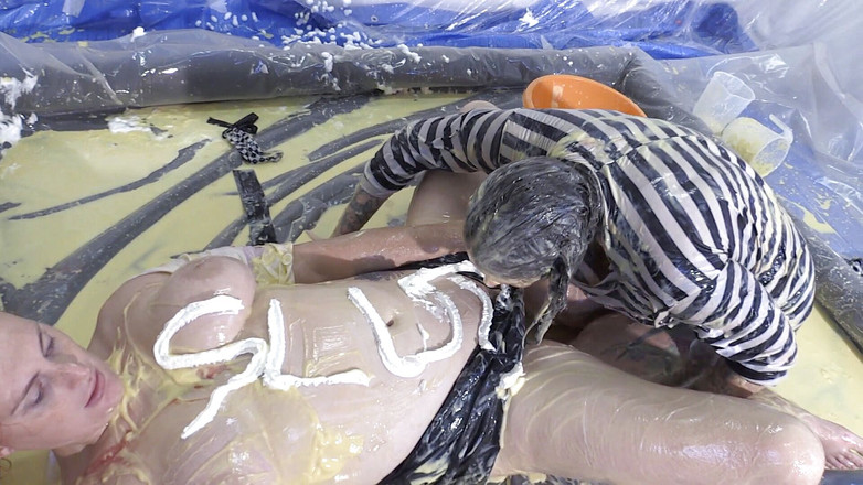 Gunked up girls: Odsouzená Tallulah dostane stříkající trest