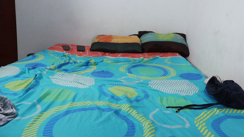 Perlahot69: Eu estava olhando para meu celular e minha linda morena...