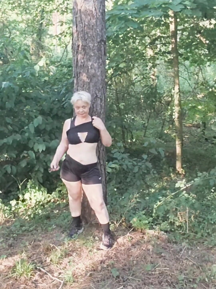 Sofy13: 숲속의 작은 창녀를 놀고 있어, 좋은 자지를 기다리고 있어
