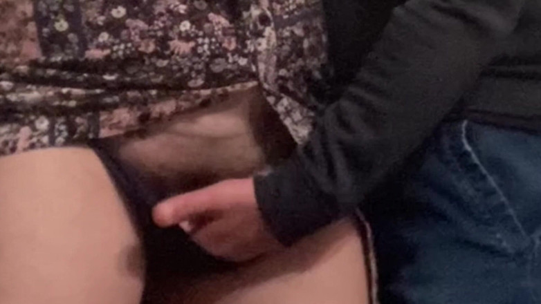 PriyaNaavya: Wow!!! Nieznajomy koleś pociera moją cipkę w pociągu