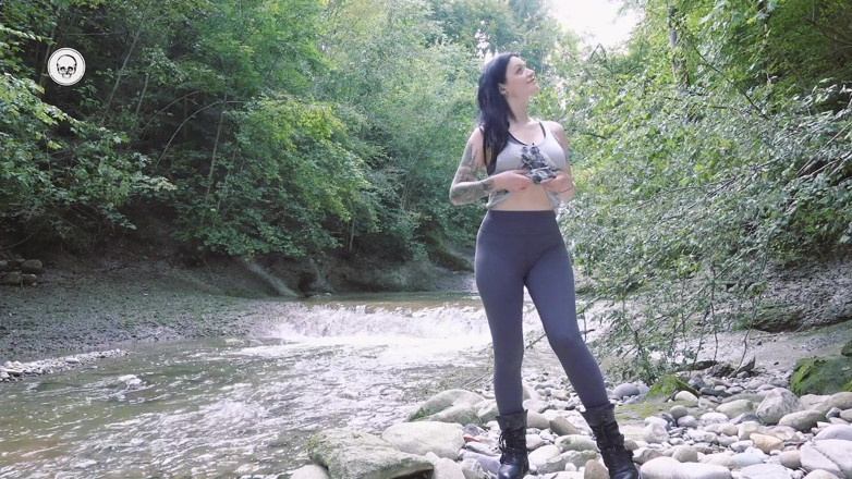 Alissa Noir: Alissa Noir has fun with her lush outdoor