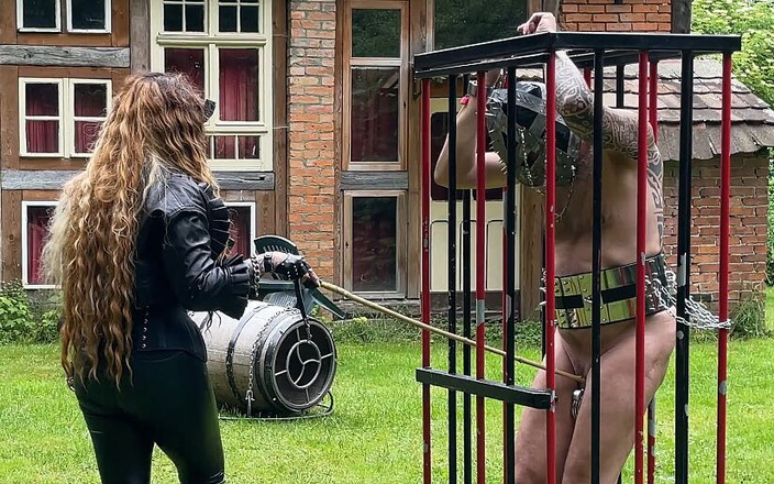 Dominatrix Frida: 困境 - 忍耐 - 受苦受难 - 她的玩物被锁在笼子里并被遗忘