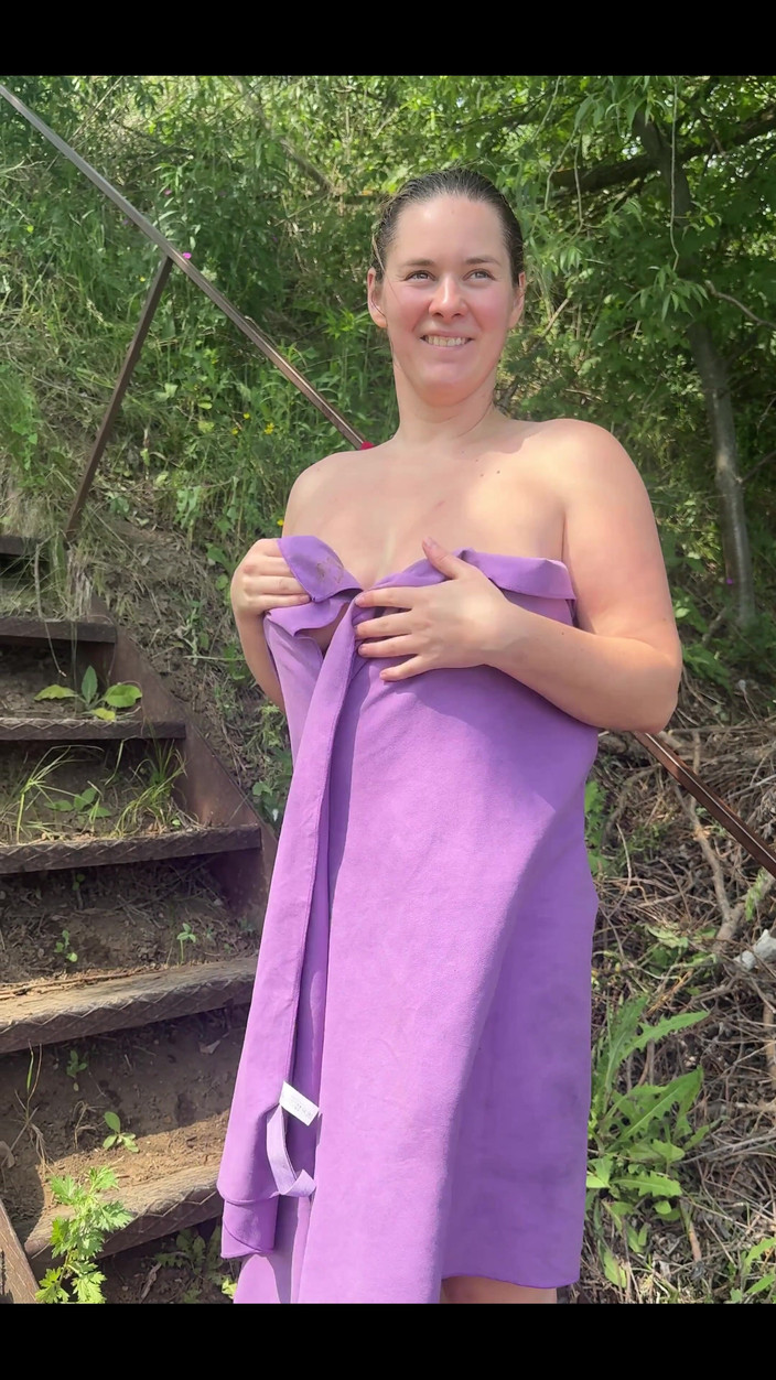 Fox Flame: Aku memutuskan untuk ganti baju di pantai