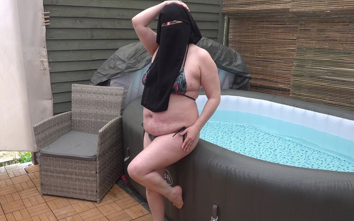 Littlevixen: Sexy esposa peituda tirando a roupa em niqab e biquíni...