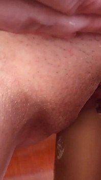 Kencing dan menunggang dildo saya. Melancap basah untuk orgasme.