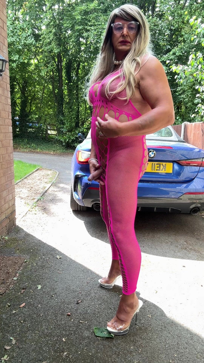 Kellycd2022: 穿着粉色渔网连衣裤和高跟鞋的性感 Crossdresser Kellycd2022