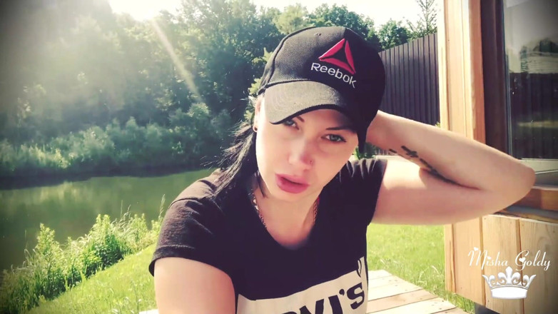 Goddess Misha Goldy: Duck face outdoor, making my lips much bigger!