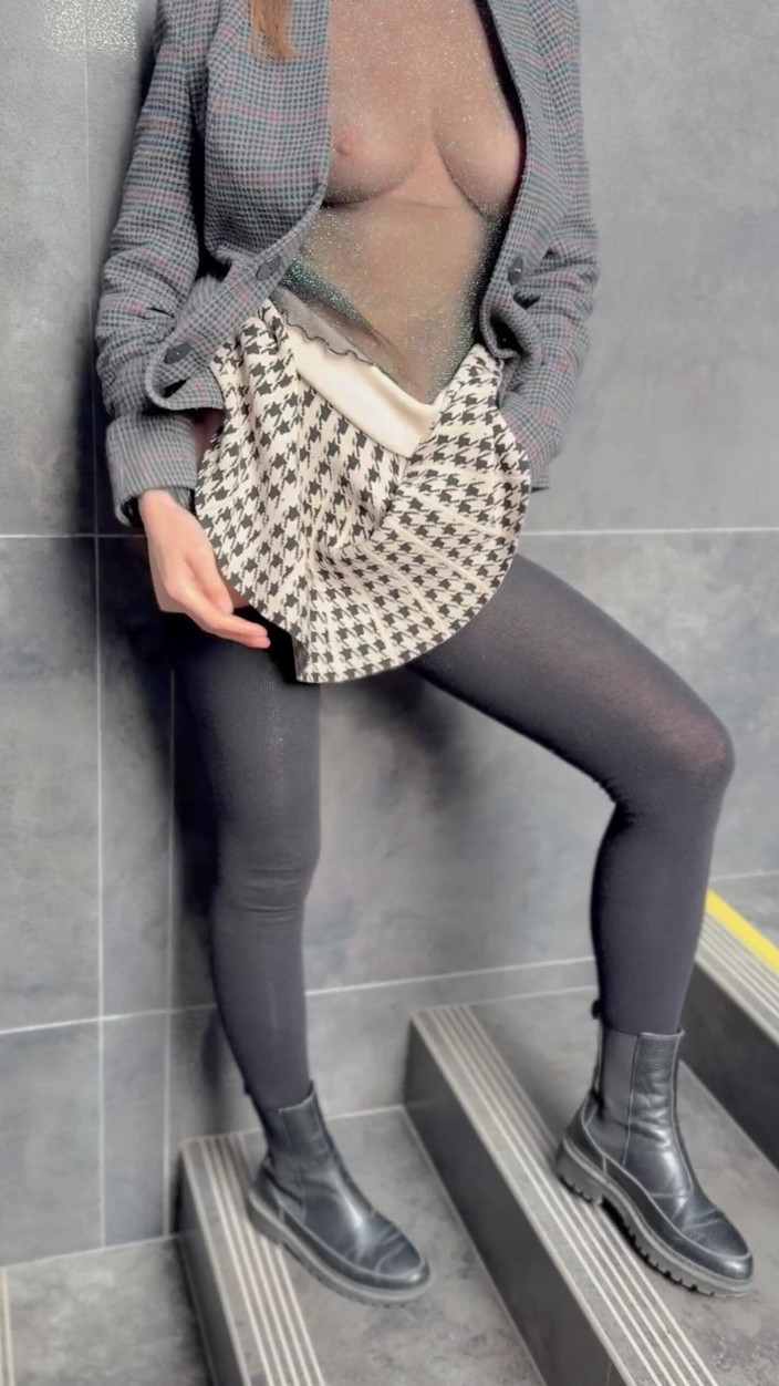 Sonya Pretty: Cammina senza mutandine