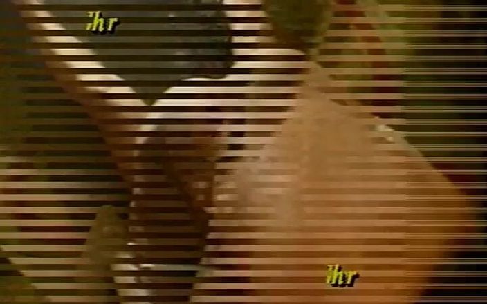Italian swingers LTG: İtalyan pornosu - gerçek ev hanımı kocasını aldatıyor #4