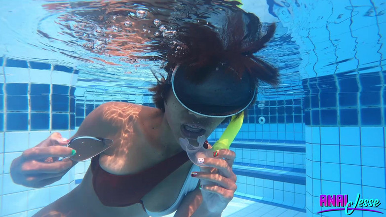 Jesse Thai: La teen asiatica nuota e fa snorkeling con un plug...