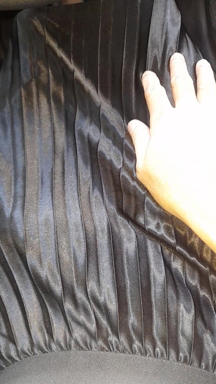 Naomisinka: 亚洲变装者缎丝绸褶裥裙暨快乐