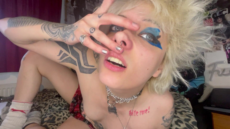 Glitterqueen1999: Kongkek hidung saya dan pancut ke dalamnya Bercakap Kotor Joi...