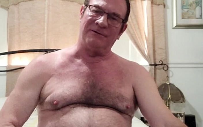 DaddyLNargo: Abuelo masturbándose y hablando