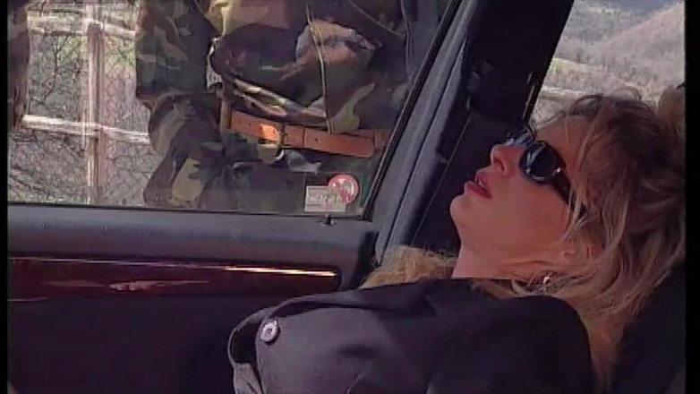 Inthe MILF room: 这个意大利荡妇吸吮并接受三个猎人的鸡巴