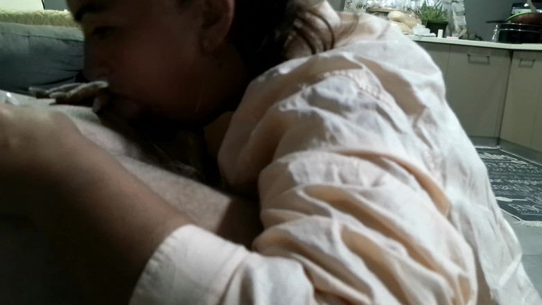 fantasycouplexxx: Une secrétaire taille une pipe le matin dans mon bureau