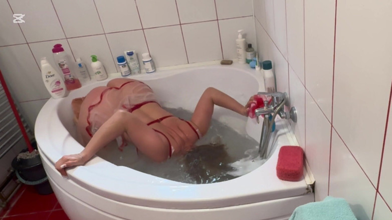 Emeli: Respiră ținându-mă sub apă în timp ce mă fac să ejaculez