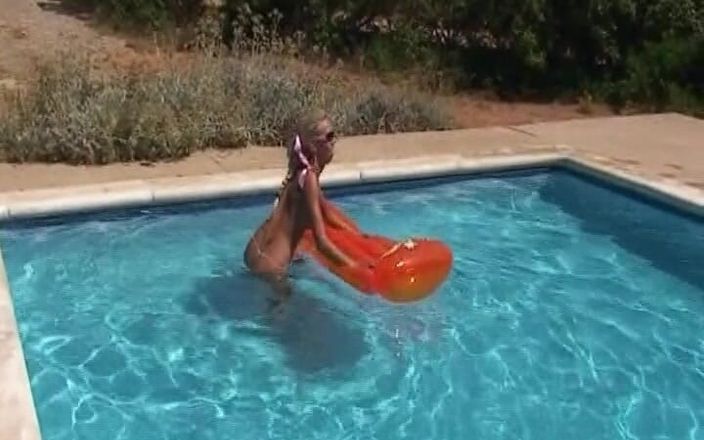 German Amateur Videos: Perfekt brud från Tyskland retas vid poolen
