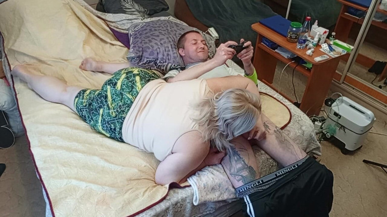 Zona901: 정자를 삼키는 새엄마의 오럴로 콘솔 게임이 끝났습니다.