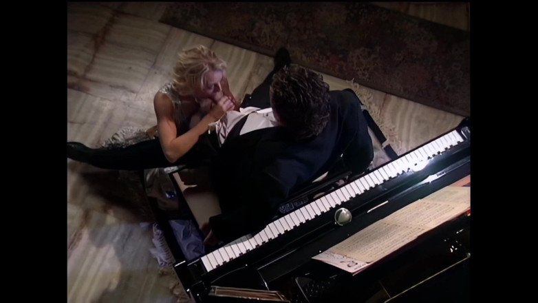 Blitzporn: ピアノとオーガズムの夜、美しい体を持つ熱く崇高なブロンド