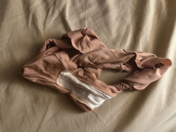 Bigbrook45: Brons zijdeachtig met sperma gevuld verpleegsters slipje