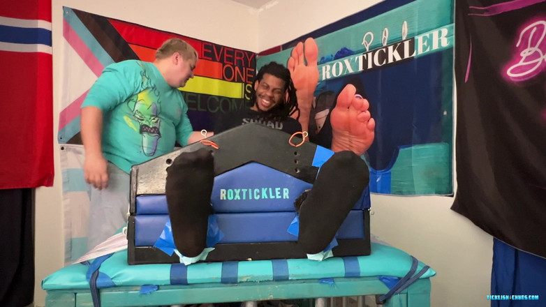 Ticklish Chubs: J के लिए लंड छेड़ना गुदगुदी