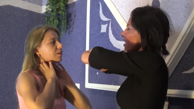 NM fetish femdom videos by Princess Nikki Cruel: Lesbisk slampa har fot- och halsfetisch