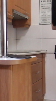Stăpâna gotică uriașă își crește fetița pentru curățenie!