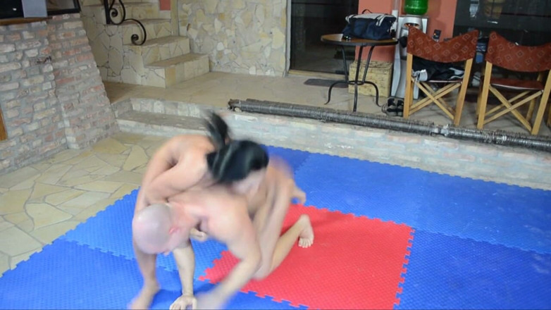 European Erotic Mixed Wrestling Club: 女性化，漂亮，性感的桑德拉喜欢战斗