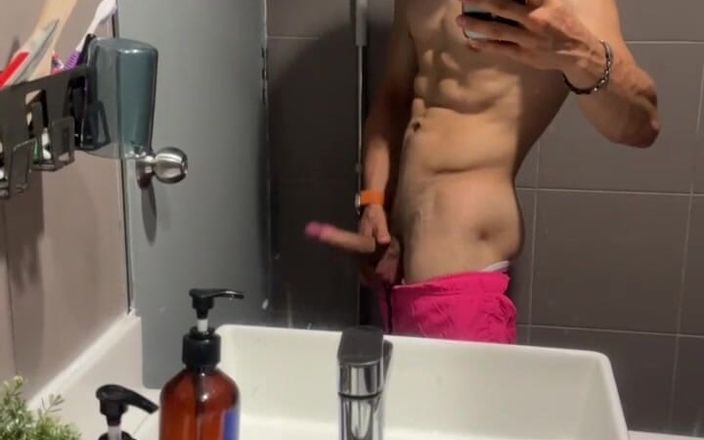 Max_Russell: Красивая блондинка трахает пальцами его хуй в туалете поезда