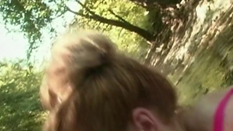 NAUGHTYPOLSKA: ブロンドの美女が屋外でペニスをしゃぶる