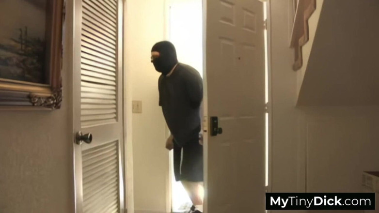 MyTinyDick: Gagică sexy Victoria cu un vibrator masiv care cere un...