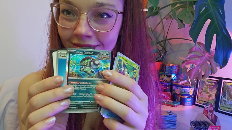 petitesubkitten: Asmr oyuncakları sevimli kızıl saçlıyı çekiyor