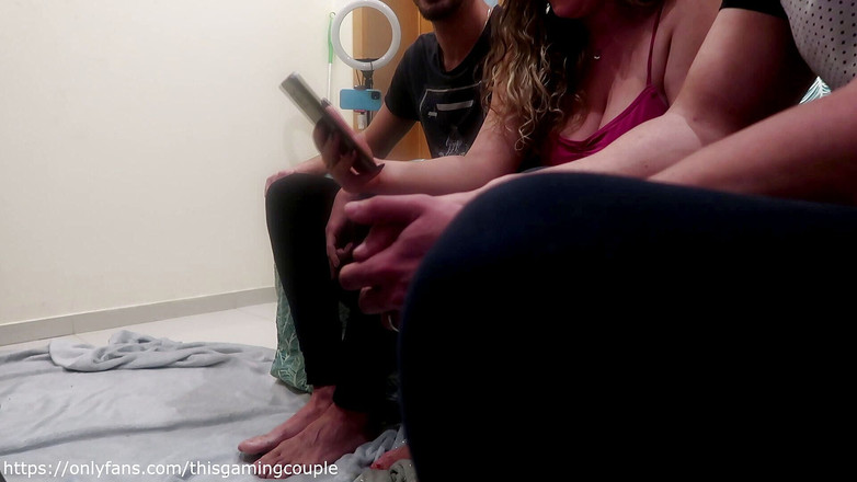 GamingCouple: En otrogen fru knullar sin mans vän medan han går...