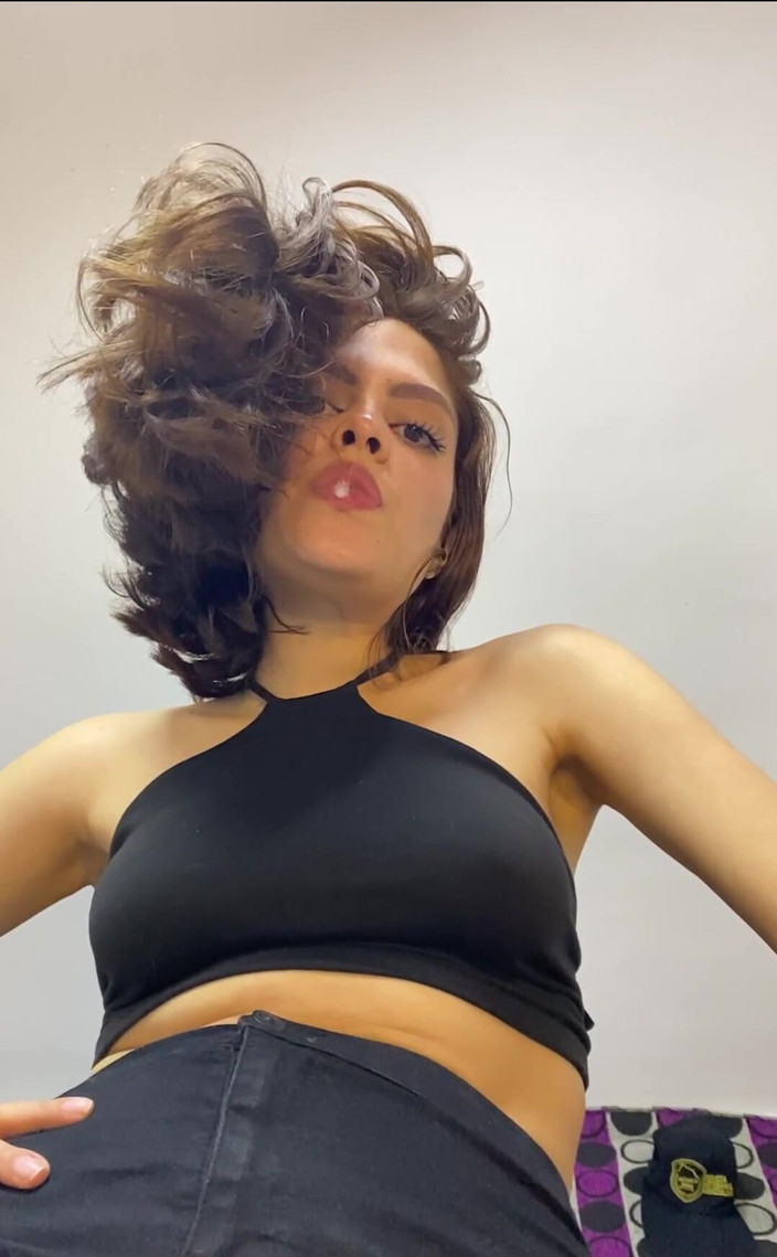 Giantessvalery: ¡Va a llover a un hombre!