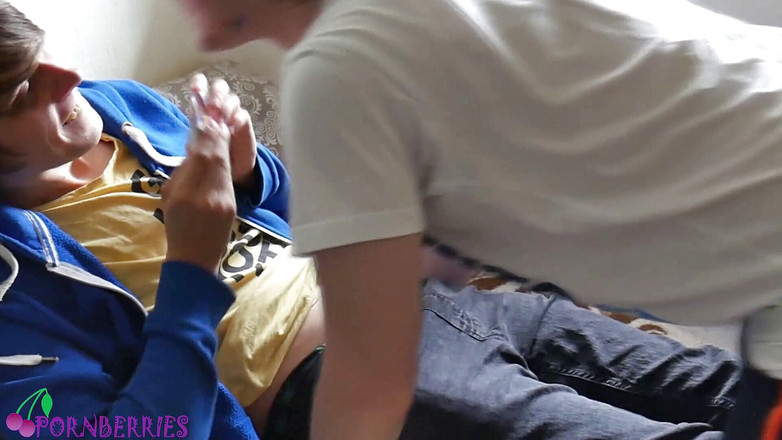 Ethan Alex: Teen skate mi dala ponožkovou foottjob