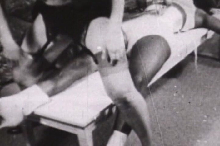 Vintage Babes: İpe bağlı retro itaatkarlarla siyah-beyaz klasik esaret klasiği