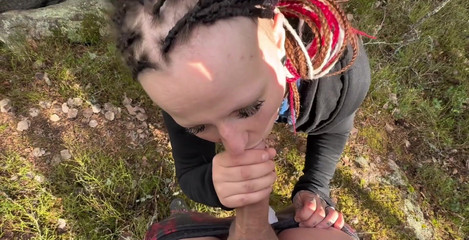 Eevi Petite: Pijpbeurt in het bos