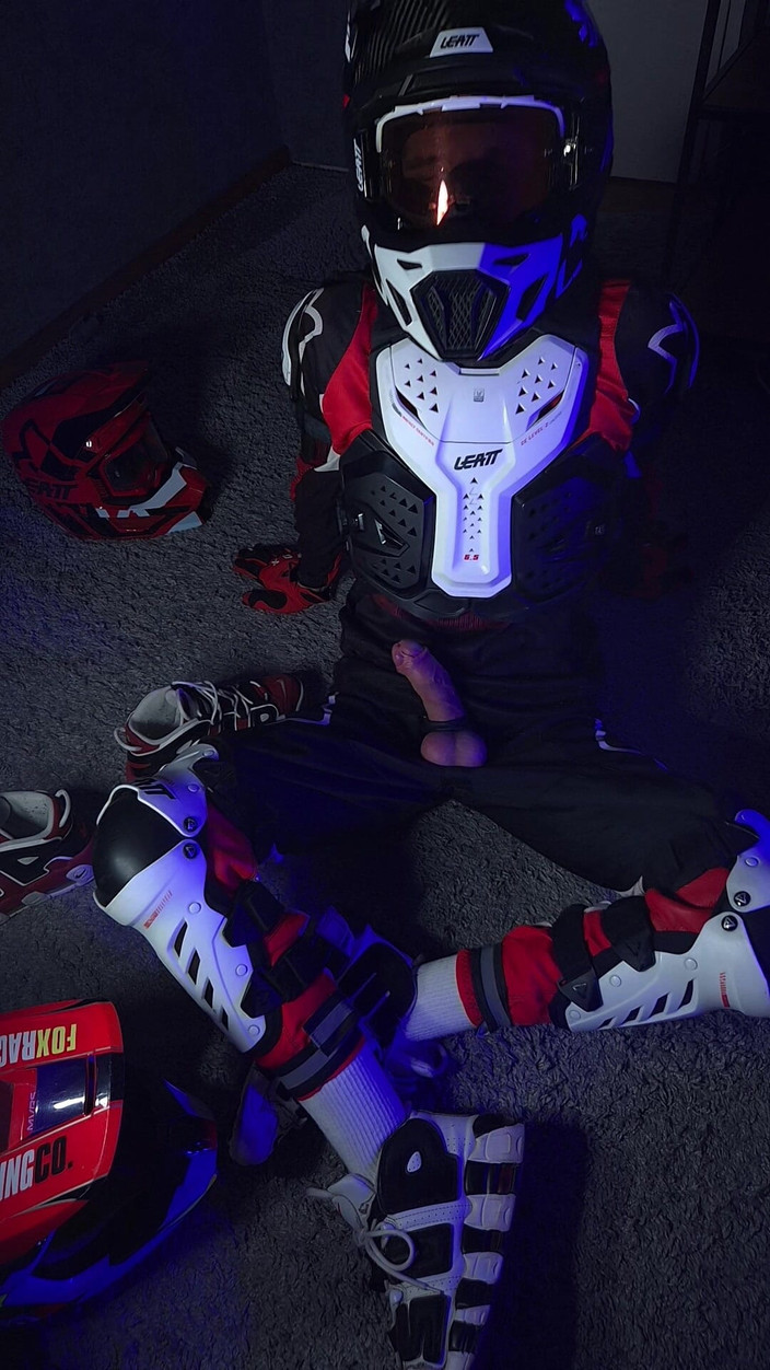 Sneakersmax98: 자지를 가지고 노는 발정난 바이커