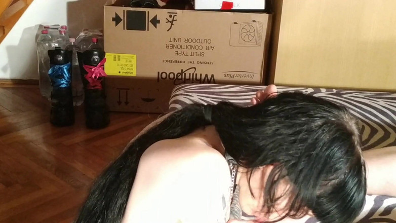 Beth Kinky: 性感的青少年哥特奴隶女孩舔干净她爸爸的脚 pt2 高清