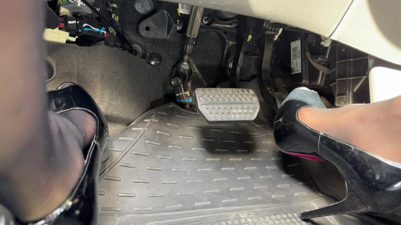 DINA LIGHT: Ukrayna Tanrıçası ile pedal pompalıyor