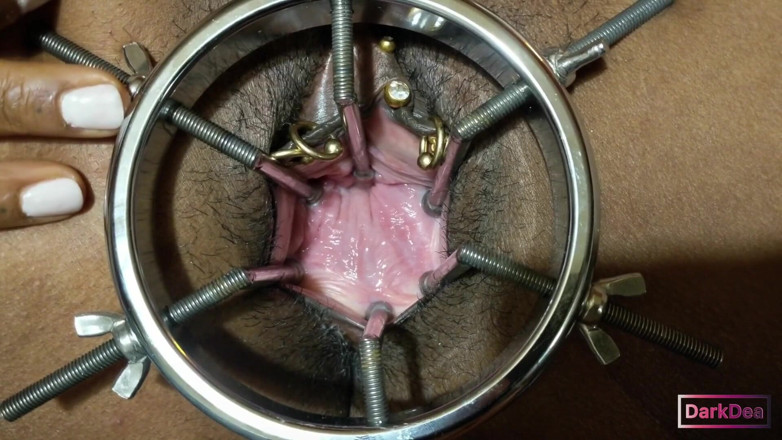 Dark Dea: The kinky slut queen Dark Dea in (extreme cow speculum with...