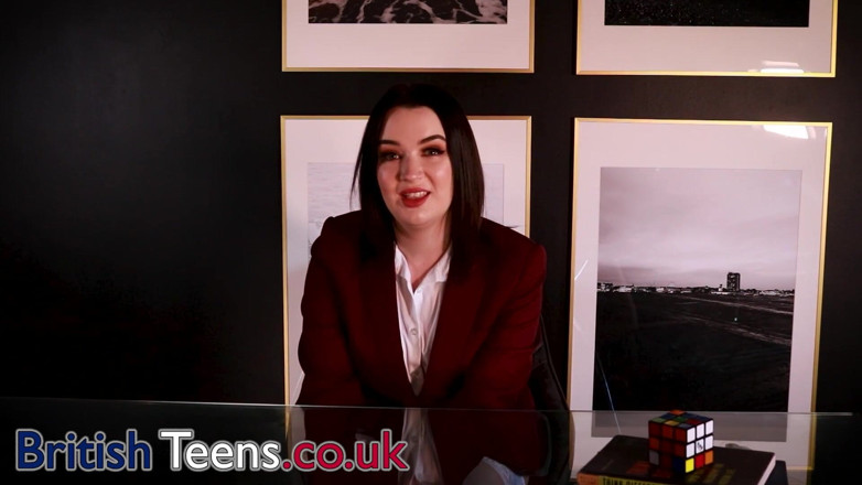 British Teens: Британська 18-річна студентка: панчохи та ноги, інструкція з дрочки