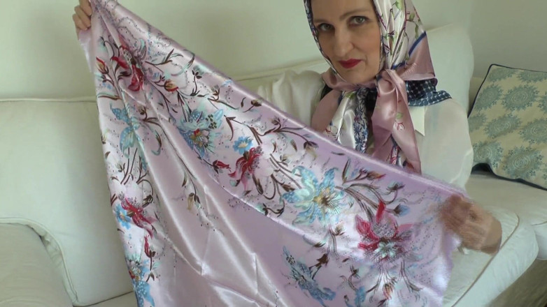 Lady Victoria Valente: Satin-schal-liebhaber und kommt auf einen glänzenden Satinschal, lady victoria Valente