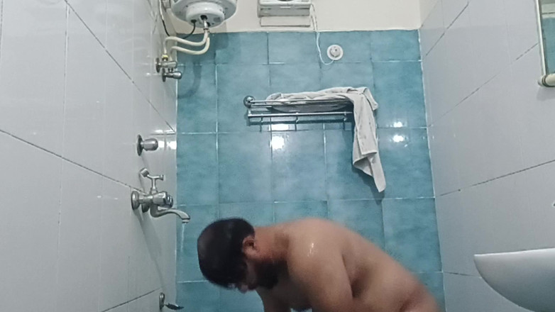 Daddy Dude: Индийский обнаженный папочка наслаждается горячим душем и показывает свое мокрое тело