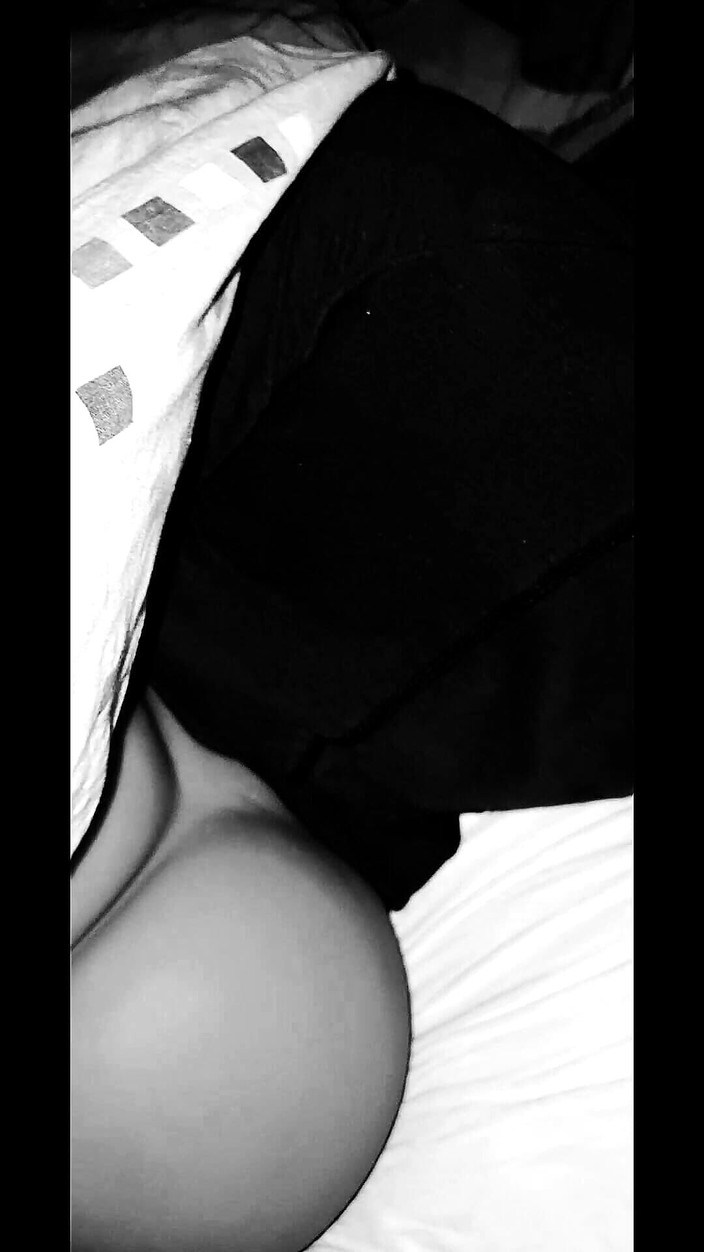 Bric: Ella quiere descansar, me corro en enormes tetas, después de...