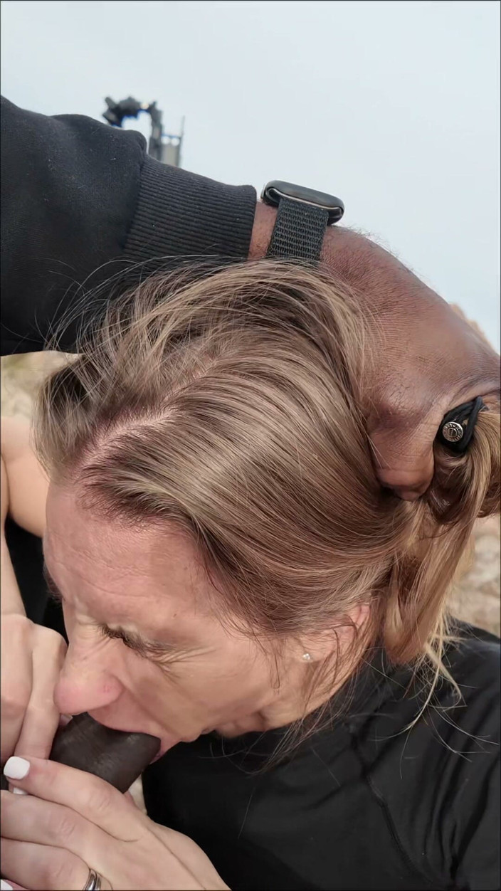 TrixieLove: Versaute MILF wird von BBC während der wanderung arsch gedehnt...