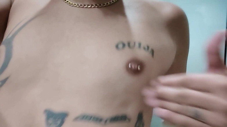 Idmir Sugary: 展示纹身的乳房和穿孔的乳头 - 挤压和抚摸乳房 - 奶子玩