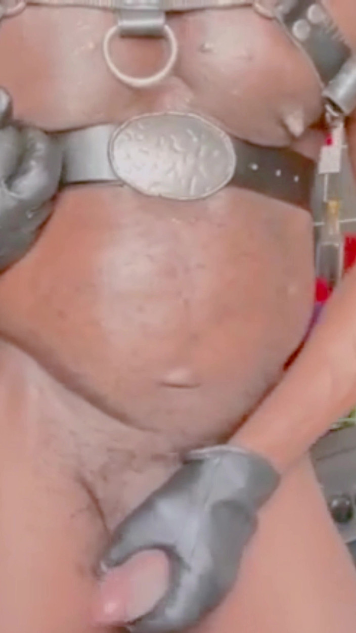 Black mature kinky muscle: Tată exhibiționist la fereastra bucătărie cu pulă mare și neagră, tachinând...